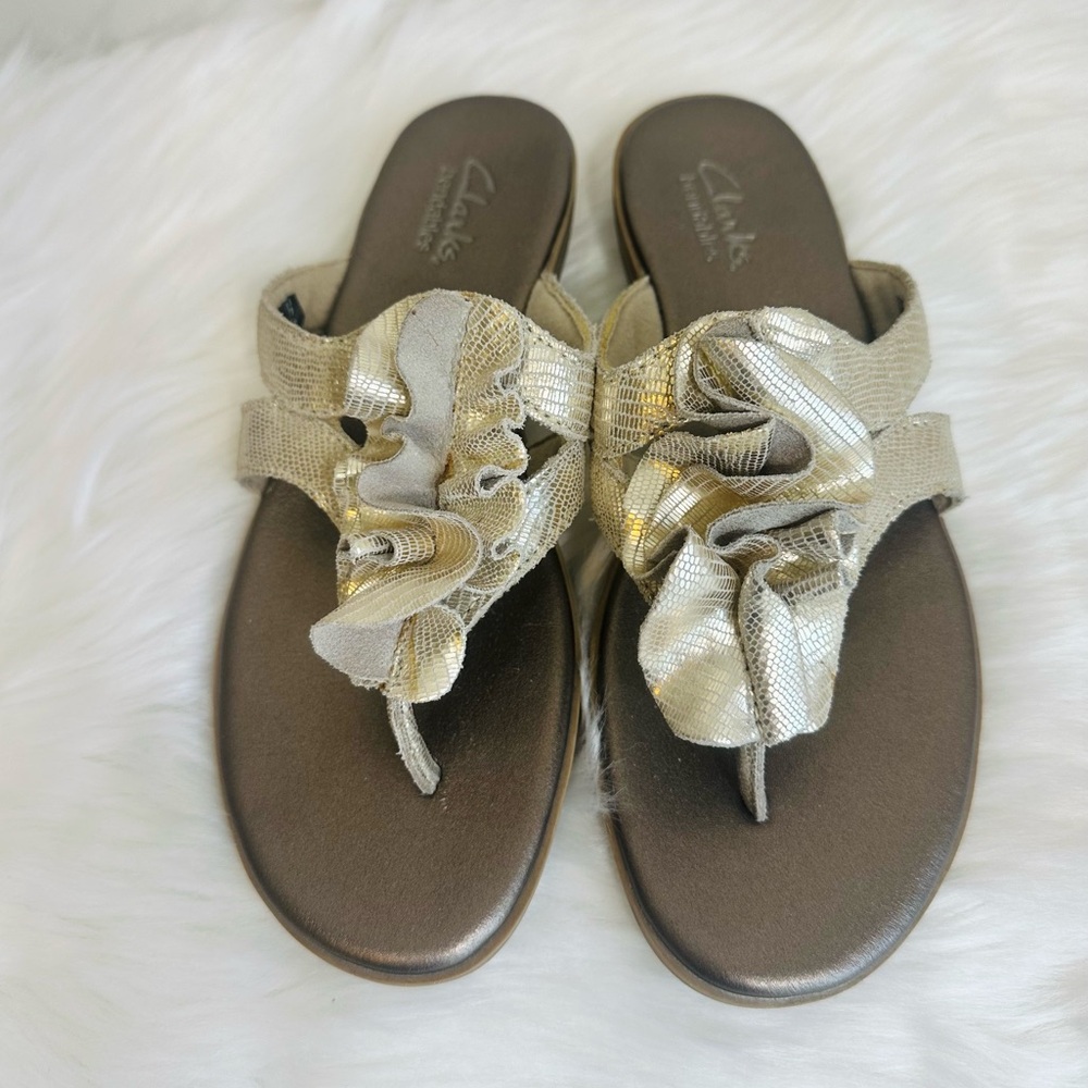 Clarks Metallic Gold Leather Ruffle Thong Slide Sandals 1”Wedge Heel Size 6M - Picture 5 of 16